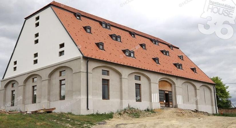 Patinás műemléket árulnak a pannonhalmi apátság szomszédságában
