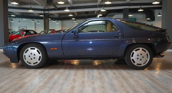 40 éves, mégis szinte vadonatúj bukólámpás Porsche vár új gazdára