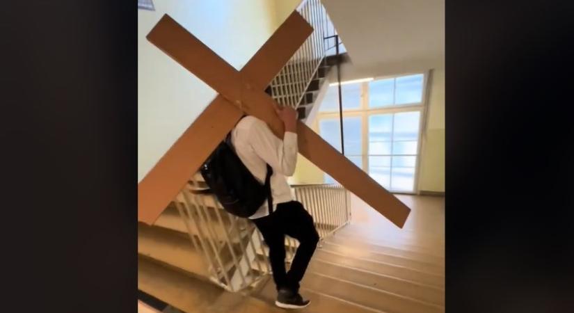 TikTok-szemle: biblia és kereszt volt a legnépszerűbb kabala az érettségi első hetében