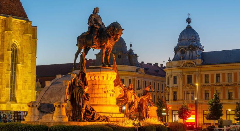 Mátyás király aljasságát hirdeti egy óriási német felirat Bécs elővárosában