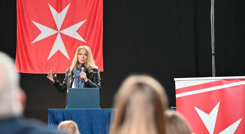 Komoly veszélyre hívta fel a figyelmet a pszichológus: az ovis unoka és a nagyi is függő lett!