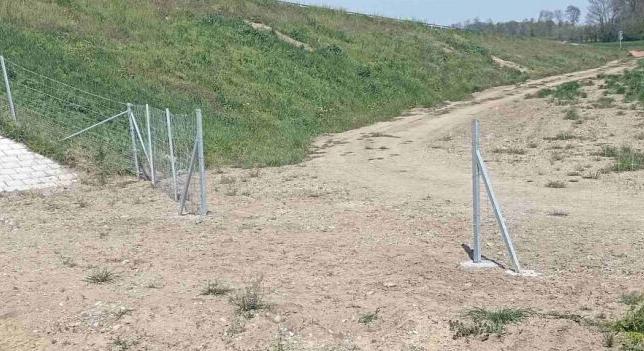 Lopják a kerítést és az útjelző táblákat is az autópályáról