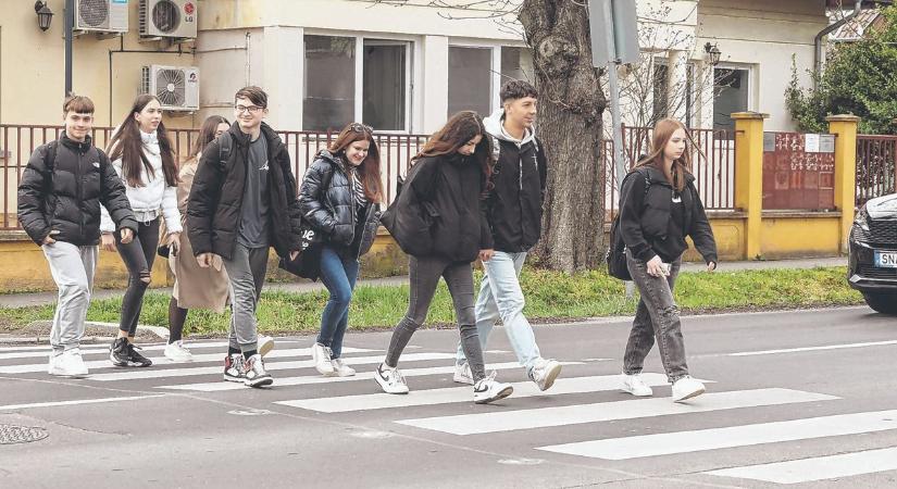 KRESZ: megváltozhat a zebrák felfestése, már el is kezdték tesztelni
