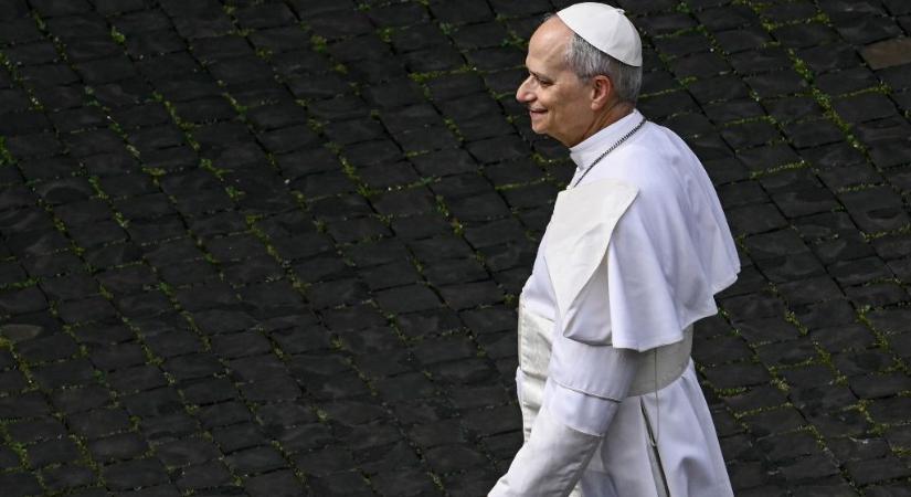 XIV. Leó Ferenc pápa sírjánál imádkozott első vasárnapi áldása előtt