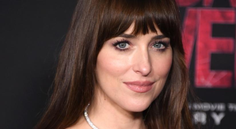 Dakota Johnson fehér „hálóing” szettben lépett a vörös szőnyegre: a megosztó ruha nagy port kavart