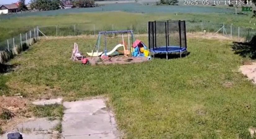 Porördög pörgetett meg egy családi játszóteret Szentmártonkátán – videó