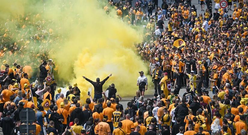 Totál káosz: Lovasrendőrök raktak rendet a nagy múltú csapat feljutása után - fotó