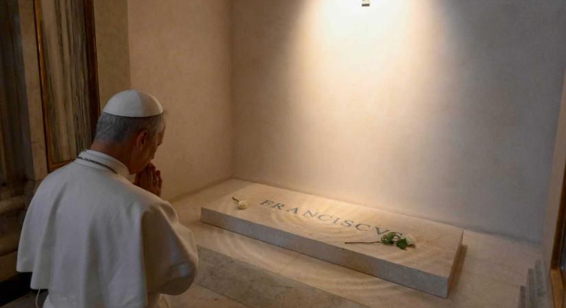 Ferenc pápa sírjánál imádkozott első vasárnapi áldása előtt XIV. Leó (VIDEÓ)