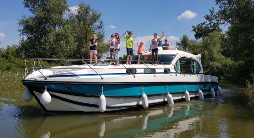 Kiskörétől Abádszalókig vonulnak a hajók a Tisza-tavon