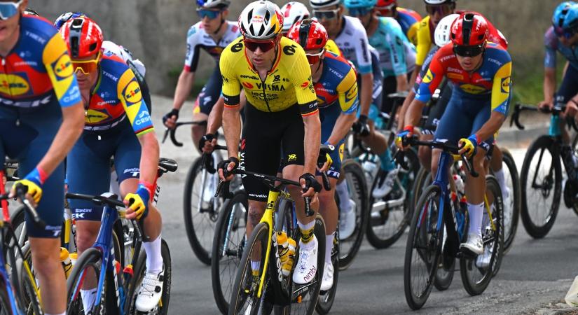 Frászt kaptak a Giro d'Italia versenyzői, nem várt közjáték zavarta meg a kerékpárosokat - videó