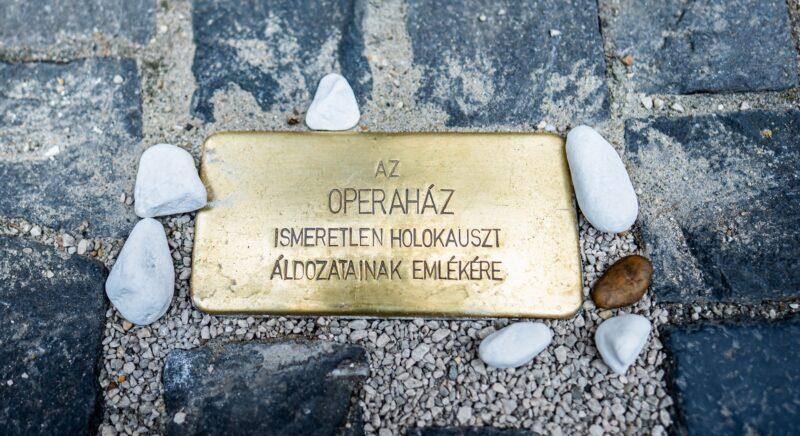 Botlatóköveket avattak az Operaház főbejáratánál