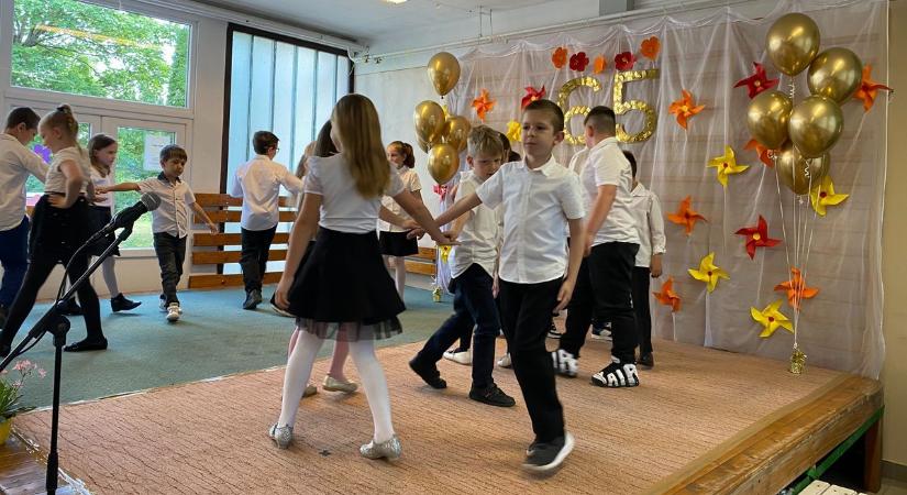 Felidézték a 65 éves iskola múltját, két régi igazgató is velük nosztalgiázott – galériával, videóval