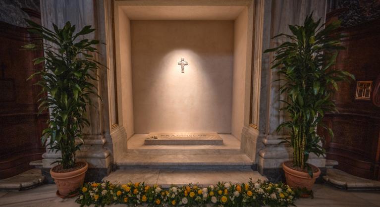 Könnyek Ferenc pápa sírjánál – egy pillantás a Santa Maria Maggiore-bazilikában