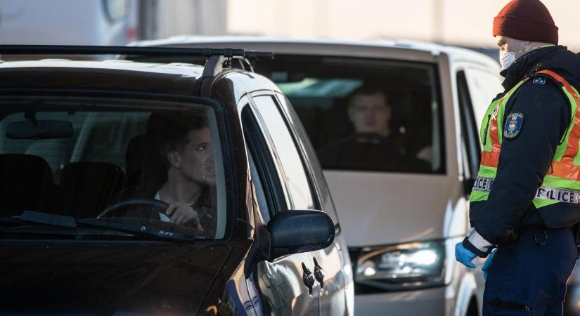Ausztria fenntartja az ellenőrzéseket a magyar határon az embercsempészek miatt