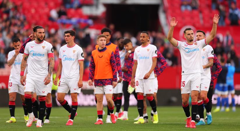 Döbbenet: Saját játékosaikra támadtak a Sevilla-szurkolók