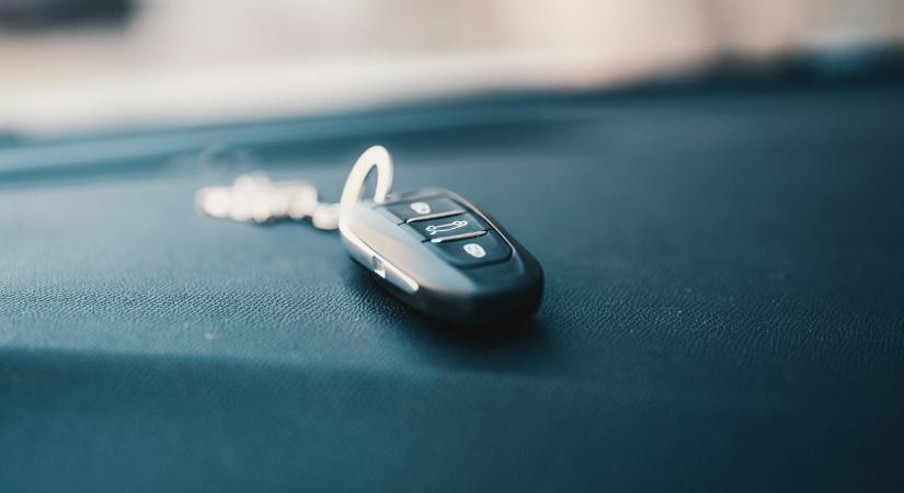 Alufóliába csavarják a slusszkulcsot a tolvajok ellen, kipróbálták, hogy működik-e