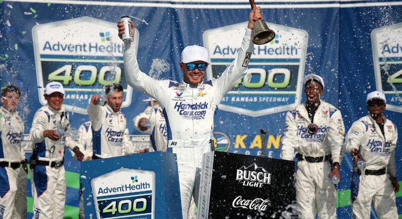 Színtiszta dominancia: Kyle Larson mindent IS vitt Kansasben
