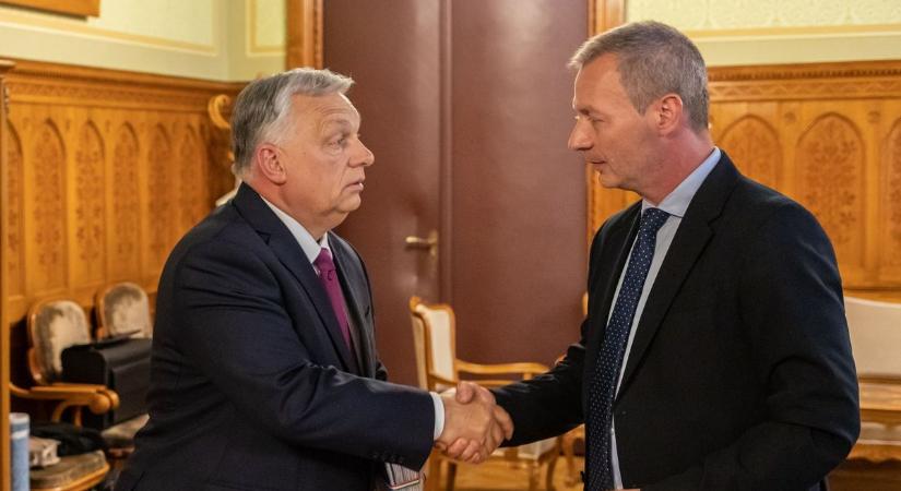 Több ezer aláírás gyűlt össze az útfelújításokért, személyesen adták át a kérést a miniszterelnöknek