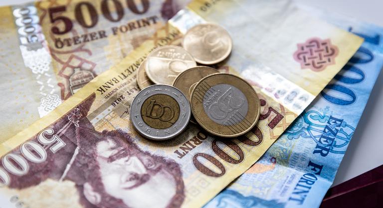 Közel volt a forint a 405-ös szinthez hétfő reggel