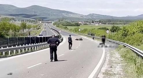 Szalagkorlátnak csapódott és meghalt egy motoros a 21-es főúton
