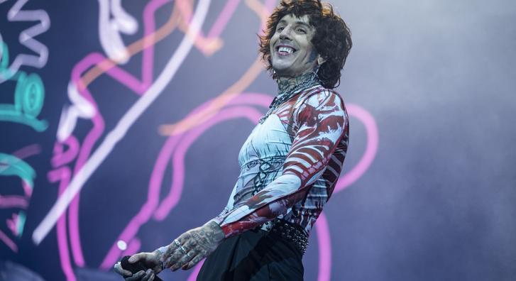 Ikreket vár a Bring Me The Horizon énekese, Oli Skyes és felesége