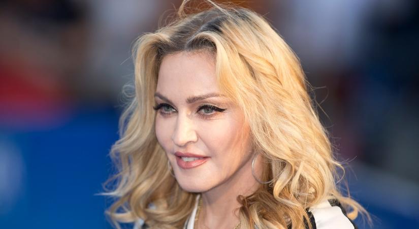 Így nézne ki ma Madonna, Paris Hilton vagy Kim Kardashian plasztikai műtétek nélkül az AI szerint