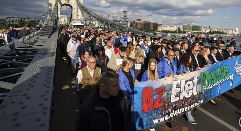 Ezrek emlékeztek a holokauszt áldozataira Budapesten – megrendítő üzenet hangzott el az Élet Menetén