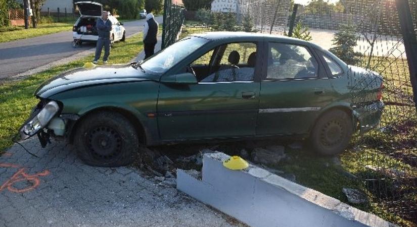 Nekiállt kerítést bontani egy autó