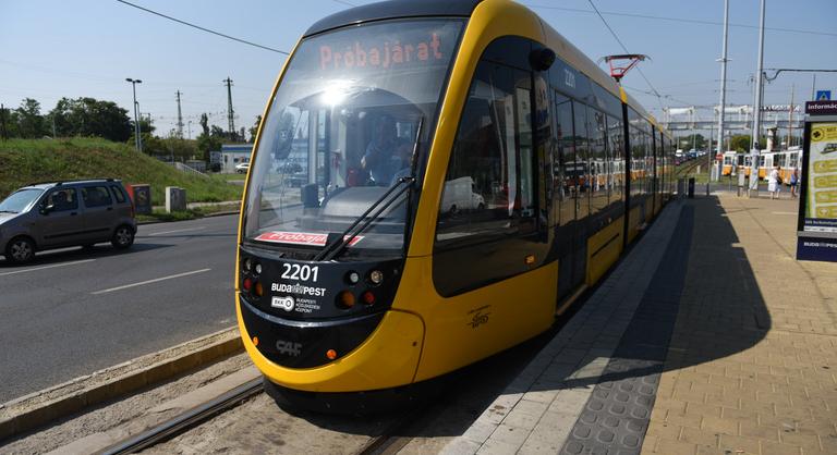 Népszava: pénzhiány miatt állhat le a CAF-villamosok beszerzése