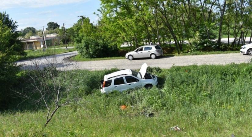 Megsérült az a sofőr, aki árokba csapódott autójával