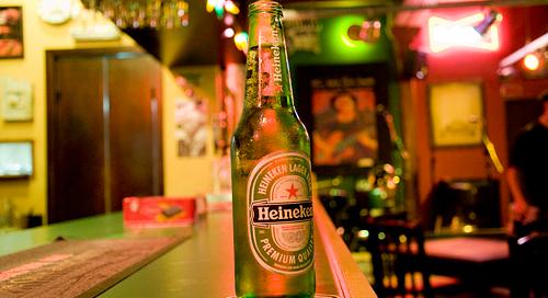Brit pubhálózatába invesztál a Heineken
