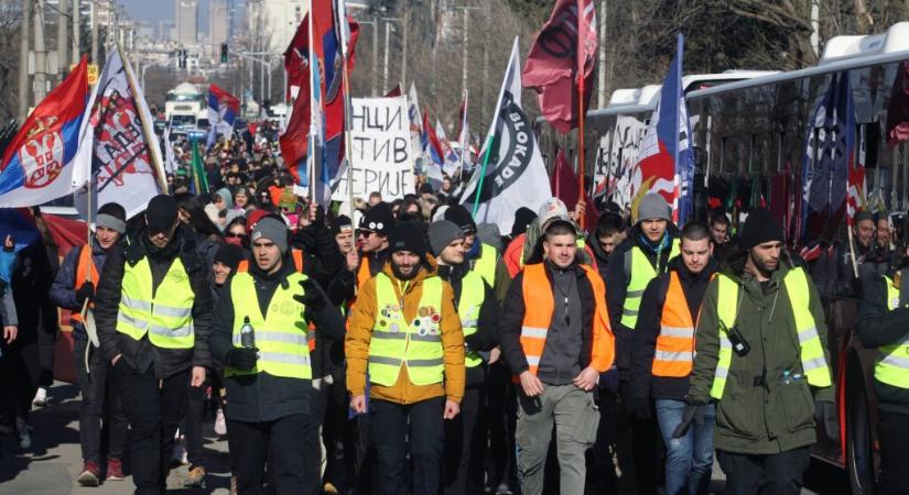 Zomborból is gyalogolnak az egyetemisták, de Bajmokon nincs hol aludniuk