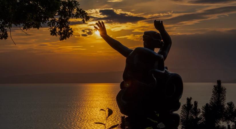 Szobrok és történetek a fonyódi Panoráma sétányon