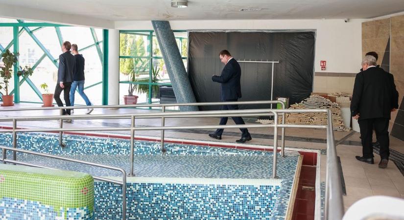 Padlón Tamási turizmusa? – Mi lesz velünk a fürdő nélkül? (galéria)