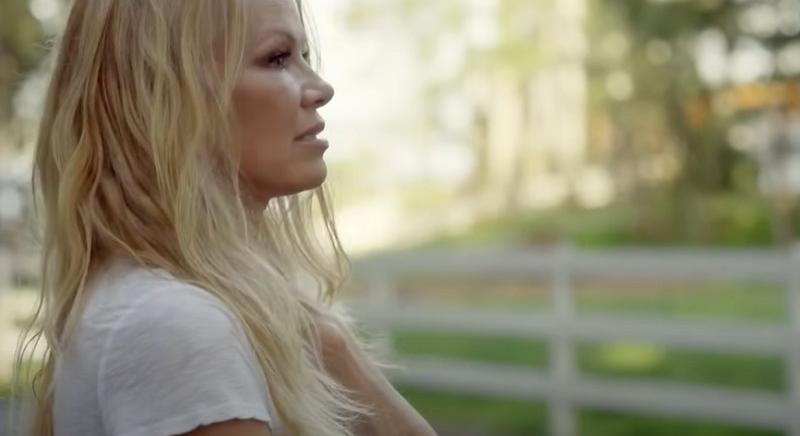Kikerekedett szemmel nézhetjük, ahogy Pamela Anderson, nos, palántákat ültet