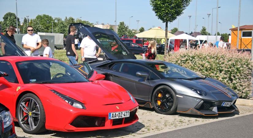 Ferrari, Lamborghini: luxusautók a parkolóban, érdemes megnézni ezeket a csodákat (galéria, videó)