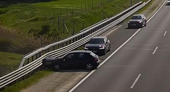 Kiegyenesítette a kanyart egy figyelmetlen autós az M86-oson, a szalagkorlát fogta meg – videó