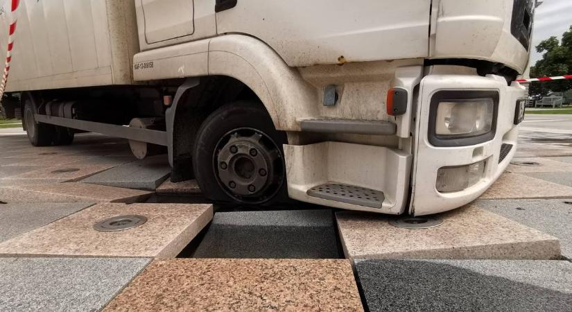 Több tonnás baki, nincs könnyű dolguk a szökőkútba hajtott teherautóval a Környezetgazdálkodás szakembereinek