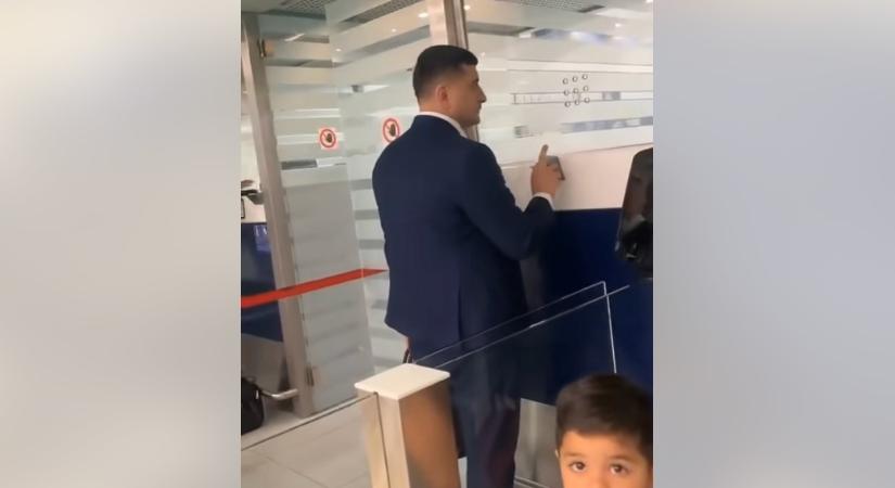 „Hé, te – nekem nincs időm!” – durván faragatlanul viselkedett George Simion a repülőtéren (VIDEÓ)
