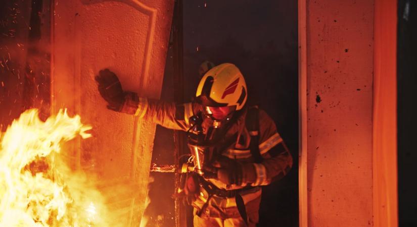 Teljes terjedelmében lángol egy lakóház, a melléképületre is átterjedt a tűz