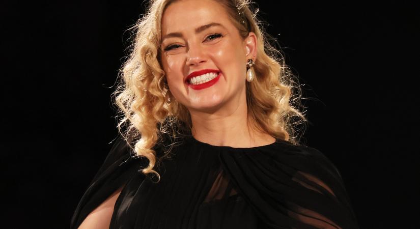 Itt az első fotó Amber Heard újszülött ikreiről – a színésznő titokban adott nekik életet