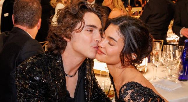 Kylie Jenner és Timothée Chalamet beszédes fotója láttán a rajongóik végleg két táborra szakadtak