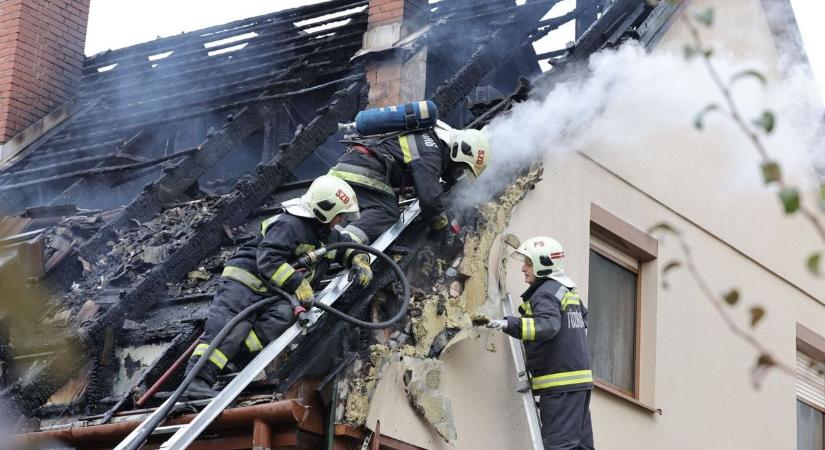 Kigyulladt egy ház, a szomszédos épületek is veszélyben vannak