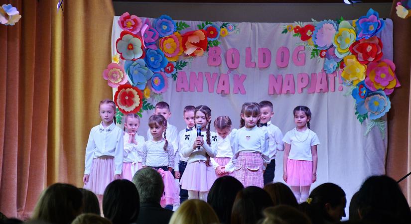 Megható anyák napi koncert a Munkácsy Mihály Magyar Házban