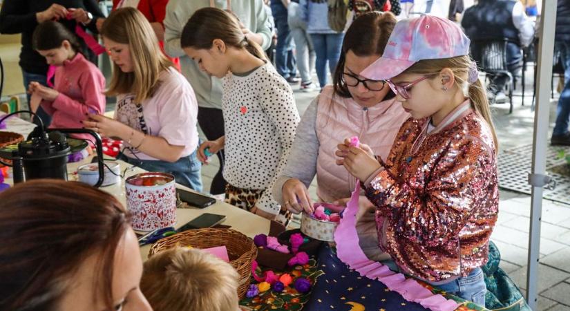 Huszonegy esztendő telt el, így ünnepelték a szolnokiak az évfordulót – galériával, videóval