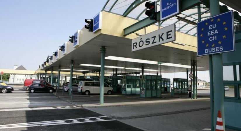 A frissen ragasztott kárpit buktatta le a kokaincsempész szerb sofőrt Röszkén