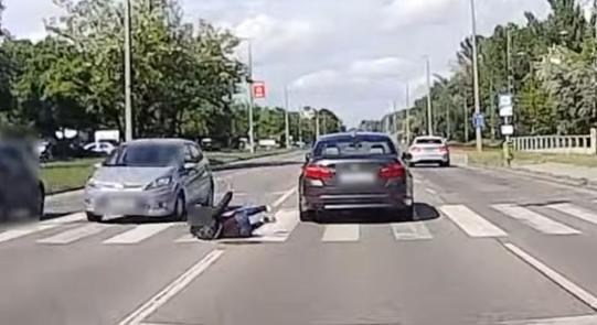 Döbbenten nézte az autós, ahogy nekiszalad egy gyalogos, majd elsántikál – videó