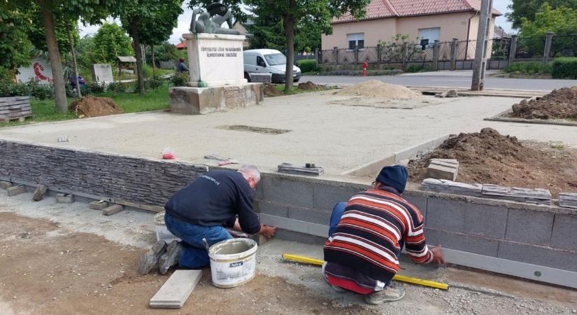 Méltó emlékhelyet emelnek a település hőseinek