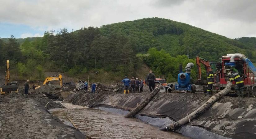 Napok óta tart a küzdelem Parajdon – éjjel-nappal dolgoznak a víz elvezetésén