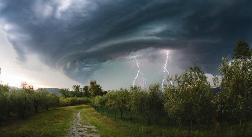 Ez nem az armageddon, hanem a ránk törő klímaváltozás – Boszorkánytölcsérek, tornádók söpörnek végig a magyar tájakon